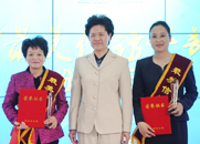 舒曉琴為獲獎(jiǎng)?wù)邊蔷辗?、高平珍頒獎(jiǎng)