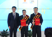 劉正榮為獲獎(jiǎng)?wù)咭踪t孝、張海威頒獎(jiǎng)