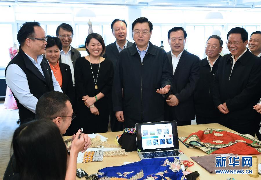 5月8日至11日，中共中央政治局常委、全國人大常委會(huì)委員長張德江在浙江調(diào)研。這是5月9日，張德江來到位于嘉興市的雅瑩服裝有限公司，了解公司的服裝設(shè)計(jì)、生產(chǎn)和銷售情況。新華社記者 馬占成 攝 