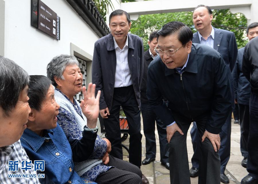 這是5月10日，張德江來到杭州市小營街道調(diào)研，并與市民親切交談。新華社記者 馬占成 攝 