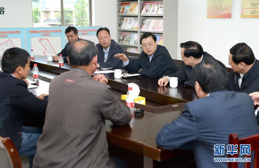 這是5月9日，張德江到湖州市妙西鎮(zhèn)調(diào)研，與基層人大代表座談。新華社記者 馬占成 攝 