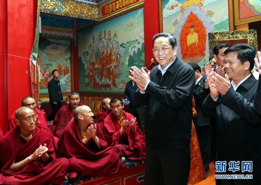 這是5月16日，俞正聲在云南佛學(xué)院迪慶藏傳佛教分院看望宗教界人士。 新華社記者 劉衛(wèi)兵 攝