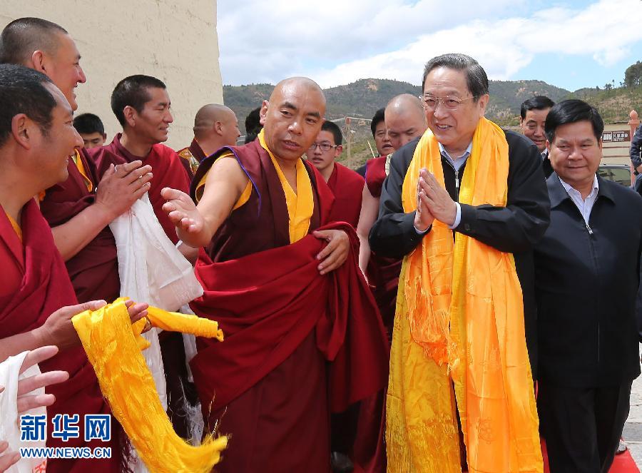 這是5月16日，俞正聲在松贊林寺看望宗教界人士。 新華社記者 劉衛(wèi)兵 攝