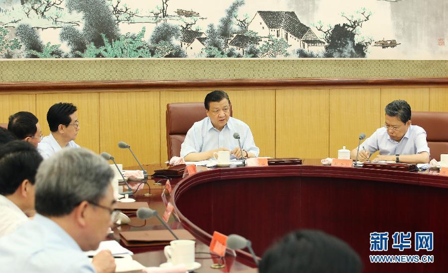 6月24日，中共中央政治局常委、中央黨的群眾路線教育實踐活動領(lǐng)導(dǎo)小組組長劉云山在北京主持召開中央黨的群眾路線教育實踐活動領(lǐng)導(dǎo)小組會議。新華社記者 姚大偉 攝 