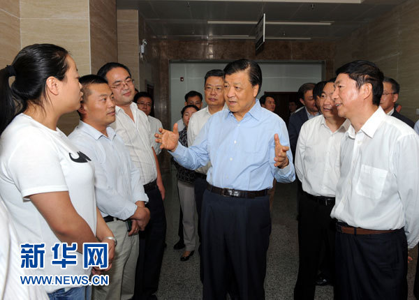 這是7月18日，劉云山在青海省政府行政服務(wù)和公共資源交易中心調(diào)研。新華社記者 饒愛民 攝