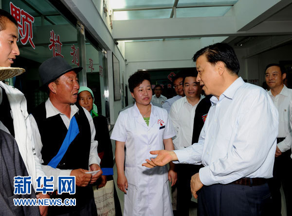 這是7月17日，劉云山在海東市互助土族自治縣中醫(yī)院調(diào)研。新華社記者 饒愛民 攝