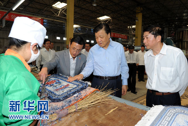 這是7月18日，劉云山在青海藏羊地毯集團(tuán)有限公司調(diào)研。新華社記者 饒愛民 攝