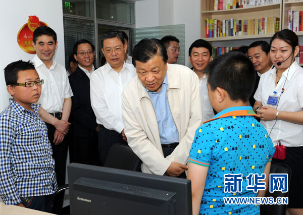 7月17日至19日，中共中央政治局常委、中央書記處書記劉云山在青海調(diào)研。這是7月18日，劉云山在西寧市南山西社區(qū)調(diào)研。 新華社記者饒愛民 攝