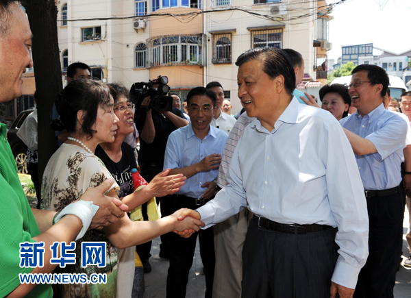 這是7月22日，劉云山在上海市普陀區(qū)桃浦鎮(zhèn)蓮花公寓居委會(huì)調(diào)研時(shí)同社區(qū)居民親切握手。新華社記者 饒愛(ài)民 攝