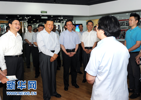 這是7月22日，劉云山在上海市靜安區(qū)就樓宇黨建工作進(jìn)行調(diào)研。新華社記者 饒愛(ài)民 攝 