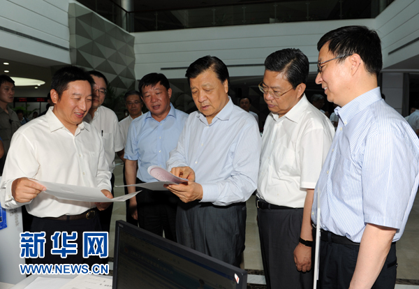  7月22日至23日，中共中央政治局常委、中央書(shū)記處書(shū)記劉云山在上海調(diào)研。這是7月22日，劉云山在中國(guó)（上海）自貿(mào)試驗(yàn)區(qū)外高橋綜合服務(wù)大廳調(diào)研。新華社記者 饒愛(ài)民 攝 