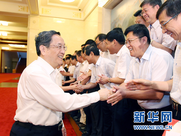 會(huì)前，俞正聲、張高麗接見援藏干部代表，向參加對(duì)口支援西藏工作的各地區(qū)各部門各單位和廣大援藏干部表示誠(chéng)摯問候。新華社記者 姚大偉 攝