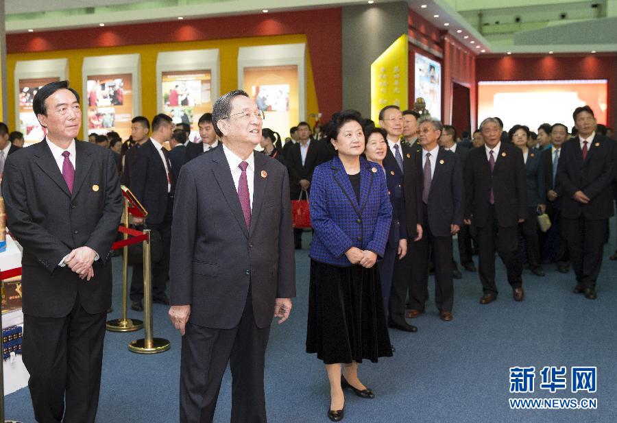 9月7日，中共中央政治局常委、全國政協(xié)主席、中央代表團(tuán)團(tuán)長俞正聲率代表團(tuán)全體成員來到拉薩西藏會(huì)展中心，出席《圓夢中國西藏華章——西藏自治區(qū)成立50年成就展》開幕式并參觀展覽。 新華社記者 黃敬文 攝 