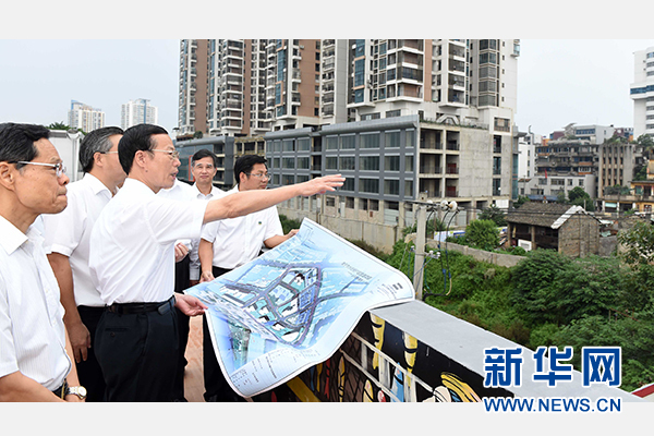 9月16日至18日，中共中央政治局常委、國(guó)務(wù)院副總理張高麗在廣西調(diào)研。這是9月16日，張高麗實(shí)地考察南寧水街棚戶區(qū)改造項(xiàng)目現(xiàn)場(chǎng)。 新華社記者張鐸攝 