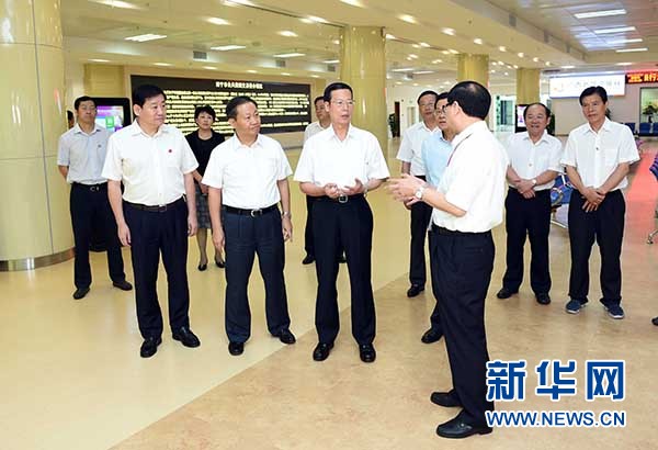 9月16日至18日，中共中央政治局常委、國(guó)務(wù)院副總理張高麗在廣西調(diào)研。這是9月17日，張高麗在南寧市公共資源交易中心對(duì)外服務(wù)大廳了解自治區(qū)簡(jiǎn)政放權(quán)有關(guān)工作。 新華社記者張鐸攝