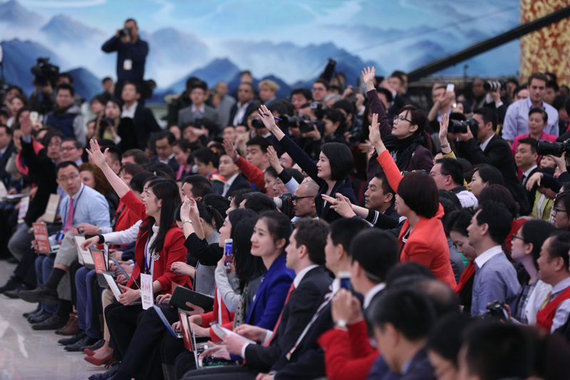 3月15日，國(guó)務(wù)院總理李克強(qiáng)在北京人民大會(huì)堂與中外記者見(jiàn)面，并回答記者提問(wèn)。這是記者舉手爭(zhēng)取提問(wèn)機(jī)會(huì)。 新華社記者 才揚(yáng) 攝