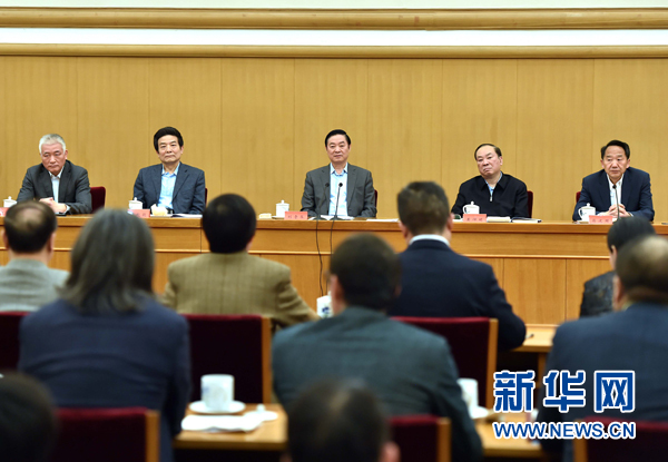 4月8日，中共中央政治局委員、中央書(shū)記處書(shū)記、中宣部部長(zhǎng)劉奇葆在北京同講好中國(guó)故事專家學(xué)者、文化交流使者研討班學(xué)員座談。 新華社記者李濤 攝