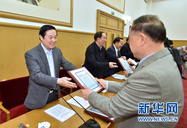4月8日，中共中央政治局委員、中央書(shū)記處書(shū)記、中宣部部長(zhǎng)劉奇葆在北京同講好中國(guó)故事專家學(xué)者、文化交流使者研討班學(xué)員座談。這是劉奇葆在座談會(huì)上向獲得講好中國(guó)故事文化交流使者稱號(hào)的代表頒發(fā)證書(shū)。新華社記者 李濤 攝