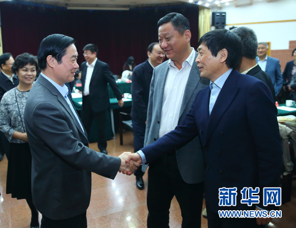 4月12日，中共中央政治局委員、中央書記處書記、中宣部部長劉奇葆在北京出席“走向世界的中國兒童文學(xué)”座談會并講話。這是座談會后，劉奇葆與國際安徒生獎獲得者、兒童文學(xué)作家曹文軒握手。新華社記者丁海濤攝