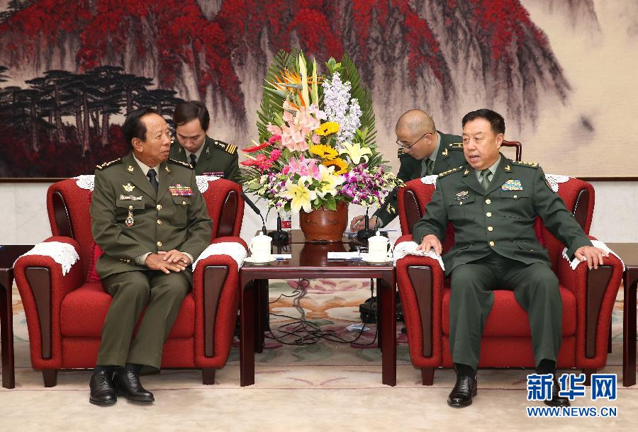 10月13日，中央軍委副主席范長龍?jiān)诒本?huì)見柬埔寨王國副首相兼國防大臣迪班。 新華社記者 馬占成 攝 