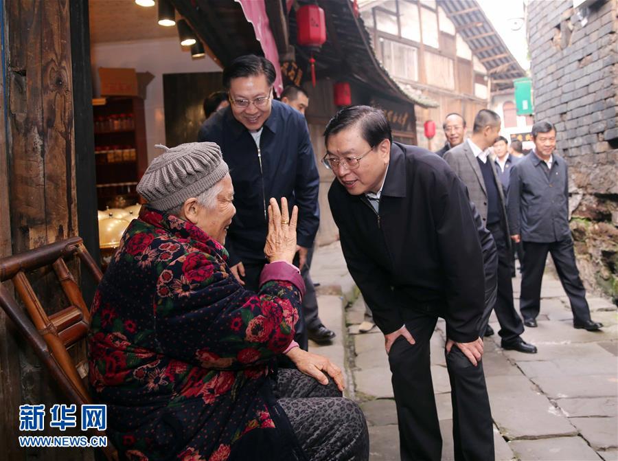 這是11月21日，張德江在宜賓李莊鎮(zhèn)同濟社區(qū)與居民親切交談。 新華社記者 劉衛(wèi)兵 攝 
