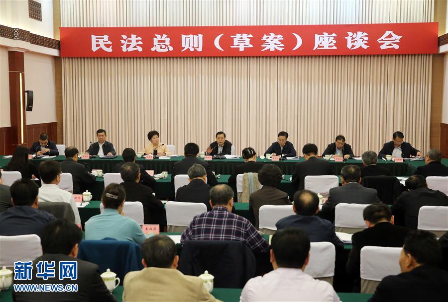 這是11月23日，張德江在成都主持召開座談會，11個?。▍^(qū)、市）人大常委會負(fù)責(zé)同志、部分全國人大代表、法律工作者及專家學(xué)者參加會議。新華社記者 劉衛(wèi)兵 攝 