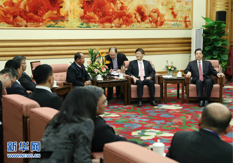 12月27日，中共中央政治局委員、中央政法委書記孟建柱在北京集體會(huì)見出席湄公河流域執(zhí)法安全合作機(jī)制成立五周年部長(zhǎng)級(jí)會(huì)議的各國(guó)代表團(tuán)團(tuán)長(zhǎng)。新華社記者 王曄 攝 