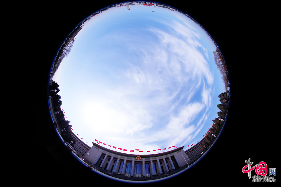  人民大會(huì)堂、天安門廣場(chǎng)、人民英雄紀(jì)念碑外部全景。中國網(wǎng) 鄭亮攝