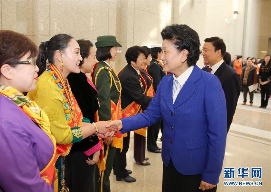 3月8日，由全國(guó)婦聯(lián)主辦的“三八”國(guó)際婦女節(jié)紀(jì)念暨表彰大會(huì)在北京舉行。中共中央政治局委員、國(guó)務(wù)院副總理劉延?xùn)|，中共中央政治局委員、國(guó)家副主席李源潮會(huì)見(jiàn)受表彰的先進(jìn)代表。新華社記者殷剛攝