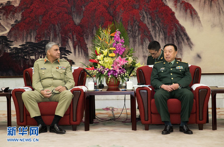  3月16日，中央軍委副主席范長(zhǎng)龍會(huì)見來訪的巴基斯坦陸軍參謀長(zhǎng)巴杰瓦。   新華社記者琚振華攝