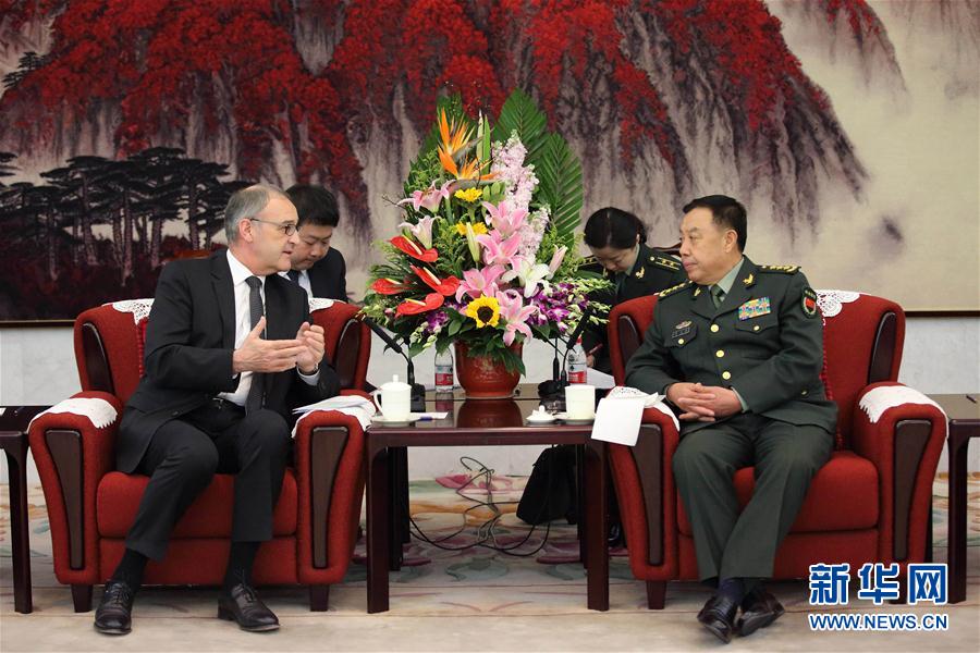 3月31日，中央軍委副主席范長龍在北京會見來訪的瑞士國防、民防和體育部長帕莫蘭。 新華社記者 劉芳 攝