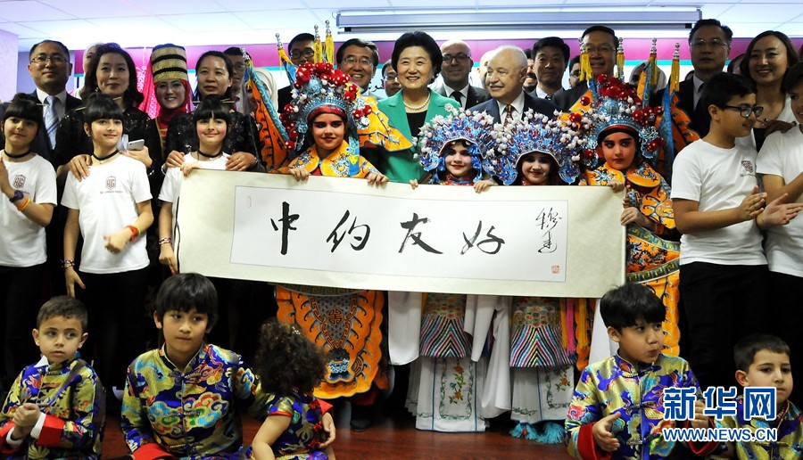 4月20日，在約旦首都安曼，中國國務(wù)院副總理劉延?xùn)|（中）考察TAG孔子學(xué)院。 新華社記者林曉蔚攝