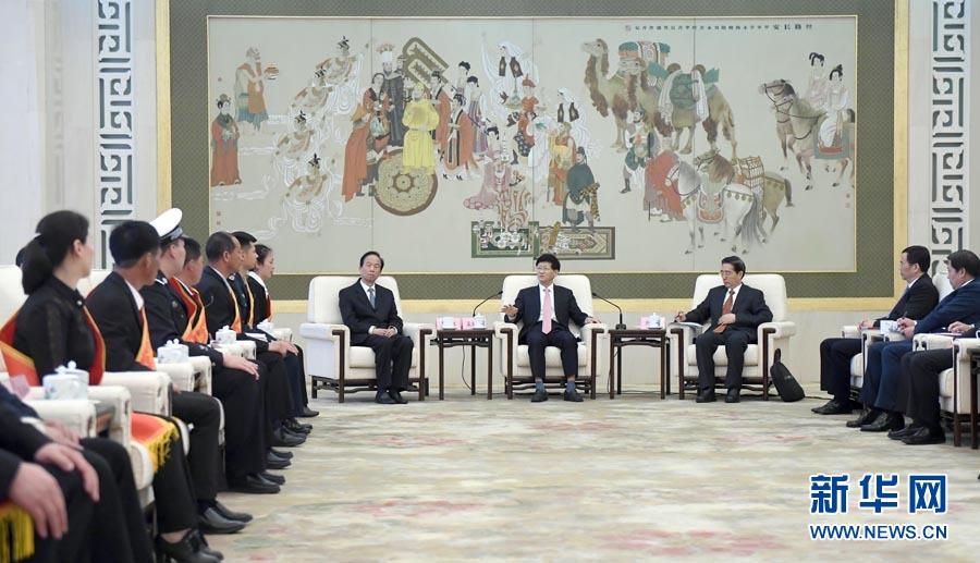 4月24日，第十三屆全國見義勇為英雄模范表彰大會在北京人民大會堂召開。會前，中共中央政治局委員、中央政法委書記孟建柱與見義勇為英雄模范及家屬代表座談。國務(wù)委員、公安部部長郭聲琨出席座談會并在表彰大會上講話。新華社記者 張鐸 攝