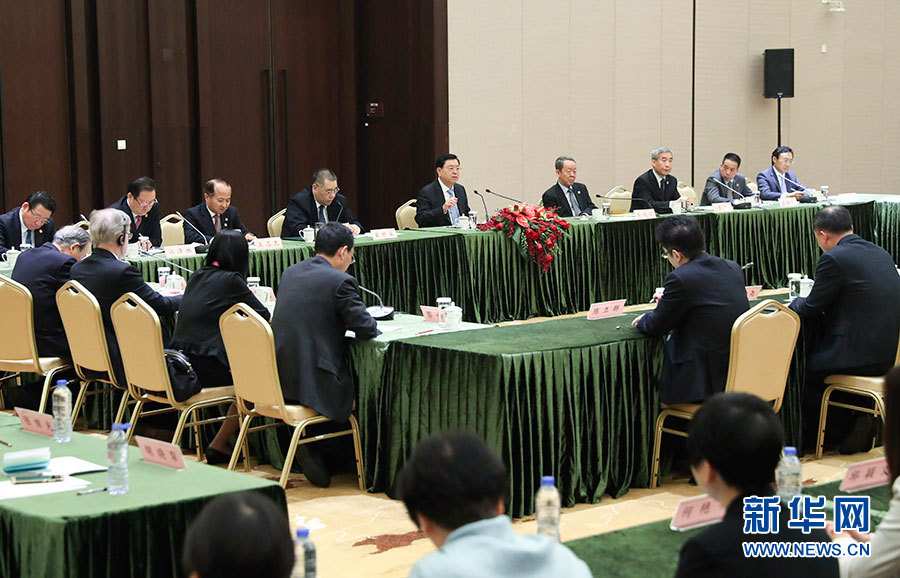 5月8日至10日，中共中央政治局常委、全國人大常委會委員長張德江視察澳門特別行政區(qū)。這是5月10日，張德江與教育工作者和學(xué)生代表座談。新華社記者 龐興雷 攝