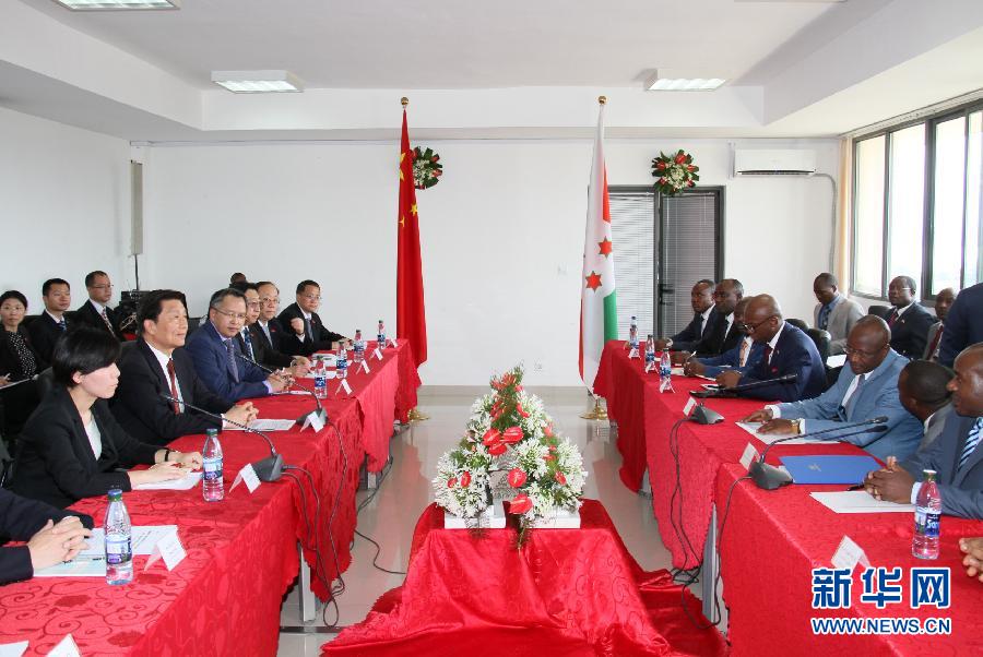 5月11日，中國(guó)國(guó)家副主席李源潮在布瓊布拉與布隆迪第一副總統(tǒng)辛迪姆沃和第二副總統(tǒng)布托雷舉行會(huì)談。 新華社記者呂天然攝 