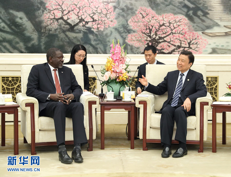 5月15日，國(guó)家副主席、中國(guó)紅十字會(huì)名譽(yù)會(huì)長(zhǎng)李源潮在北京會(huì)見(jiàn)來(lái)華出席“一帶一路”國(guó)際合作高峰論壇的紅十字會(huì)與紅新月會(huì)國(guó)際聯(lián)合會(huì)秘書(shū)長(zhǎng)阿西。新華社記者 王曄 攝