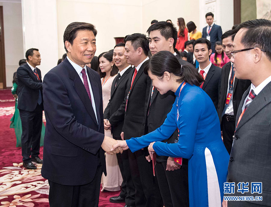 5月22日，中共中央政治局委員、國(guó)家副主席李源潮在北京會(huì)見越南胡志明共青團(tuán)中央書記處第一書記黎國(guó)鋒率領(lǐng)的越南青年代表團(tuán)。 新華社記者李濤 攝