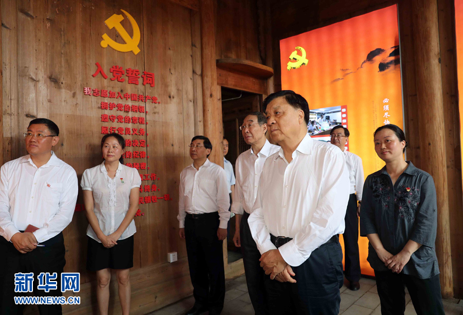 6月8日至10日，中共中央政治局常委、中央書記處書記劉云山在福建調(diào)研。這是6月9日，劉云山專程來到政和縣石圳村，深入了解廖俊波的事跡。新華社記者 劉衛(wèi)兵 攝