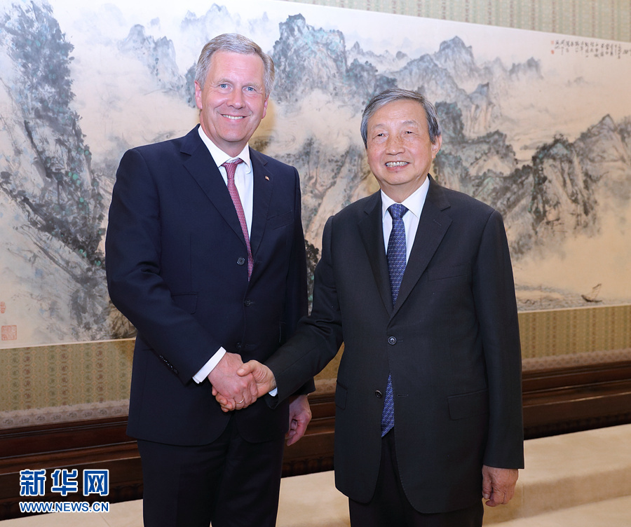 6月13日，國(guó)務(wù)院副總理馬凱在北京中南海紫光閣會(huì)見(jiàn)德國(guó)前總統(tǒng)、全球中小企業(yè)聯(lián)盟全球主席武爾夫。 新華社記者 王曄 攝 