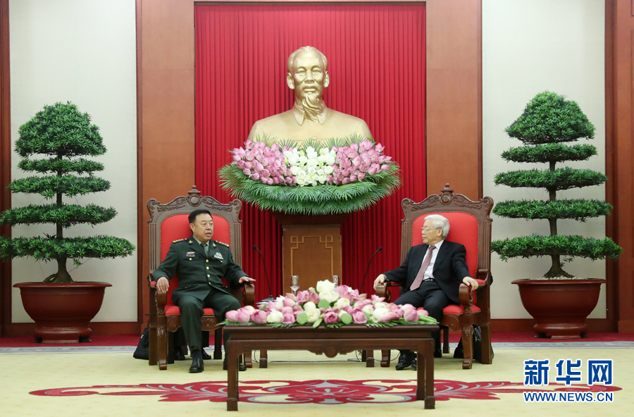 6月18日，在越南首都河內(nèi)，正在越南訪問的中央軍委副主席范長龍（左）會見越共中央總書記阮富仲。 新華社發(fā)（李曉偉攝） 
