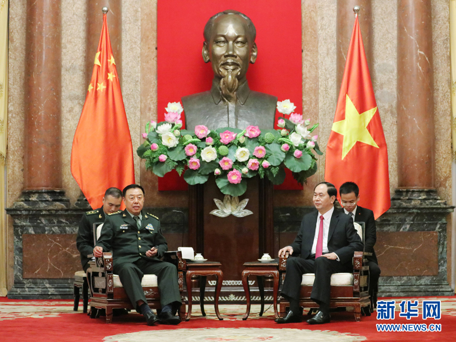6月18日，在越南首都河內(nèi)，正在越南訪問的中央軍委副主席范長龍（左前）會見越南國家主席陳大光（右前）。 新華社發(fā)（李曉偉攝）