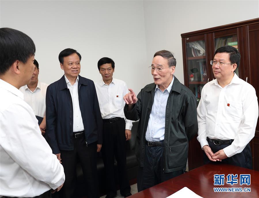 6月20日至22日，中共中央政治局常委、中央紀(jì)委書記王岐山在貴州省檢查紀(jì)檢監(jiān)察工作。這是6月21日，王岐山在省紀(jì)委與紀(jì)檢監(jiān)察干部親切交流。新華社記者 王曄 攝