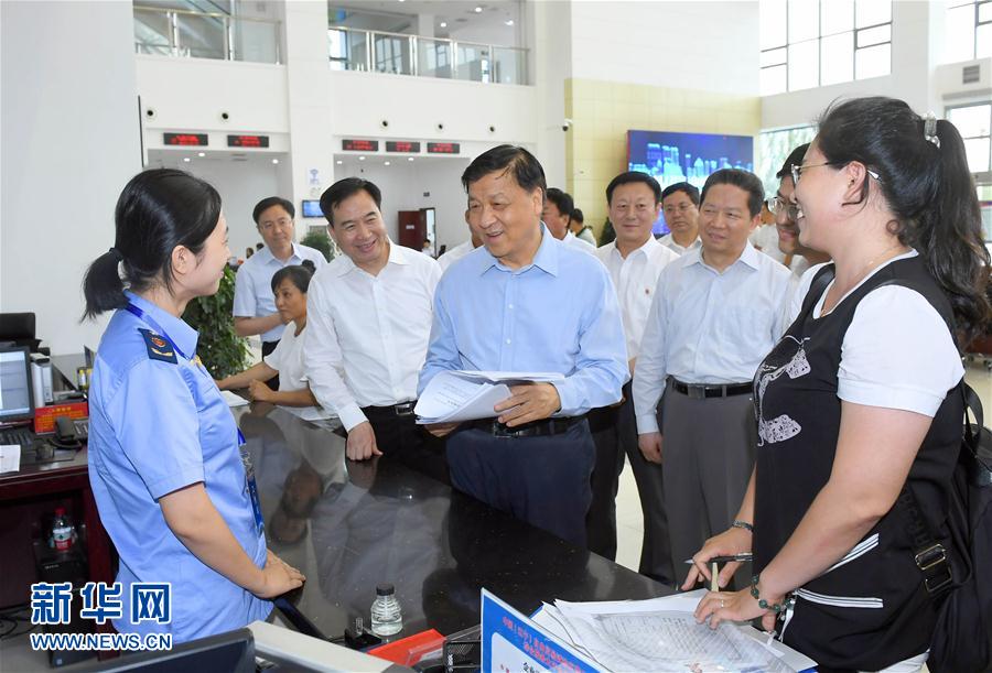 6月22日至24日，中共中央政治局常委、中央書記處書記劉云山在遼寧調(diào)研。這是6月22日，劉云山在中國（遼寧）自貿(mào)試驗區(qū)營口片區(qū)與干部群眾深入交流。新華社記者 張鐸 攝