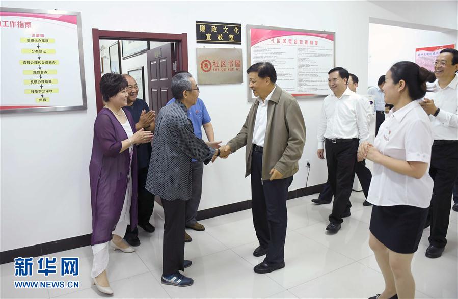 6月22日至24日，中共中央政治局常委、中央書記處書記劉云山在遼寧調(diào)研。這是6月23日，劉云山在錦州市西街社區(qū)與干部群眾深入交流。新華社記者 張鐸 攝
