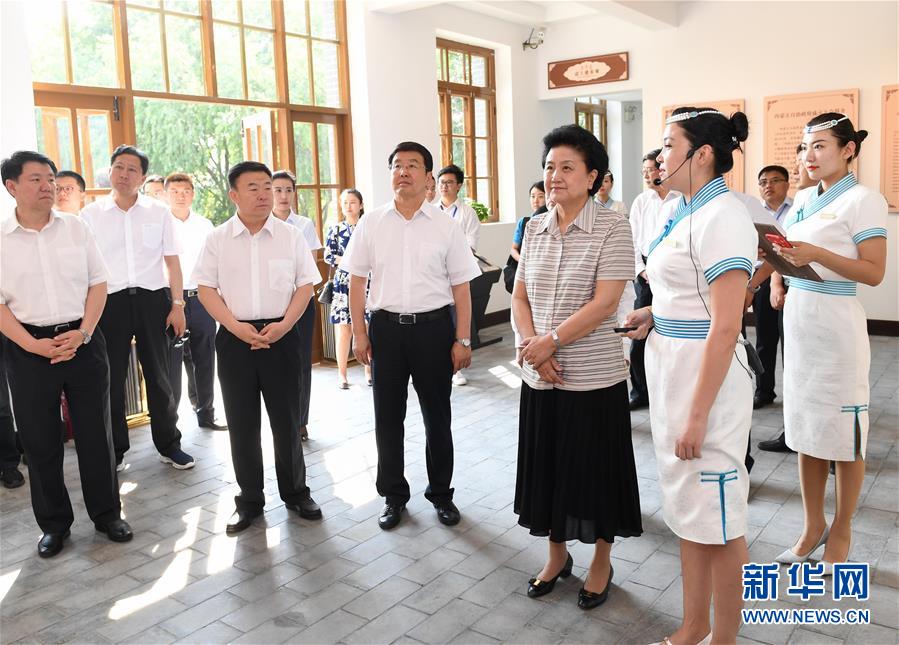 6月25日，全國民族團結(jié)進步創(chuàng)建經(jīng)驗交流現(xiàn)場會在內(nèi)蒙古興安盟召開，中共中央政治局委員、國務(wù)院副總理劉延?xùn)|出席會議并講話。在內(nèi)蒙古期間，劉延?xùn)|考察內(nèi)蒙古人民代表會議舊址即“五一會址”，深入社區(qū)看望各族干部群眾。這是劉延?xùn)|考察“五一會址”。新華社記者 陳曄華 攝