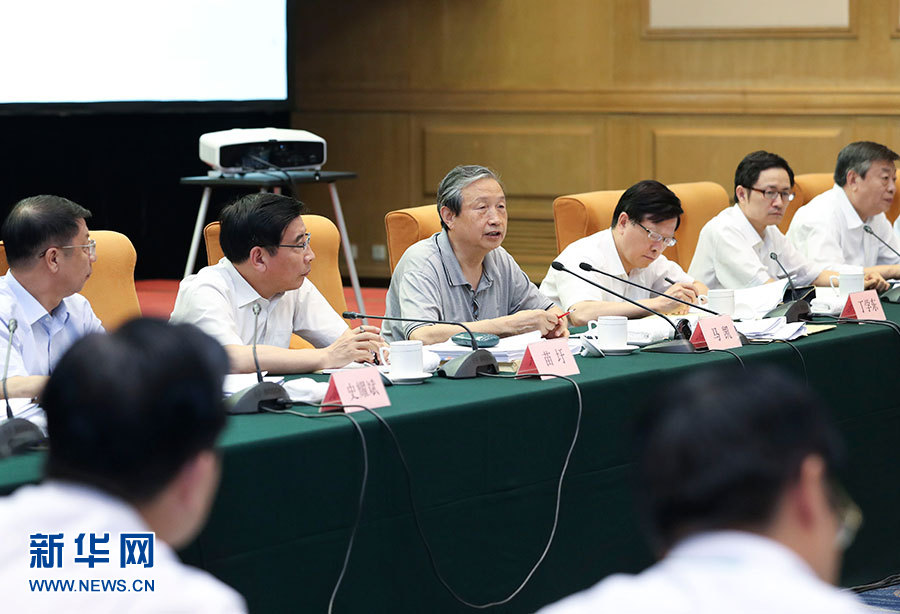 近日，中共中央政治局委員、國(guó)務(wù)院副總理馬凱在北京調(diào)研新能源汽車產(chǎn)業(yè)發(fā)展。這是7月4日，馬凱在北京深入新能源汽車充換電設(shè)施、充電服務(wù)平臺(tái)、分時(shí)租賃等單位調(diào)研，并主持召開推廣應(yīng)用座談會(huì)。新華社記者 龐興雷 攝