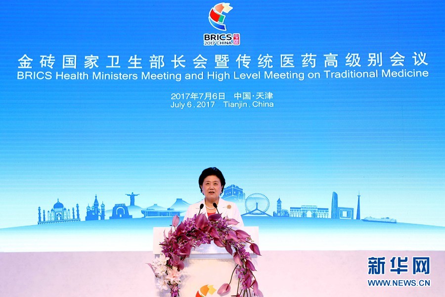 7月6日，金磚國家衛(wèi)生部長會暨傳統(tǒng)醫(yī)藥高級別會議在天津開幕。國家主席習(xí)近平發(fā)來賀信，對會議召開表示祝賀。國務(wù)院副總理劉延?xùn)|在開幕式上宣讀習(xí)近平的賀信并發(fā)表主旨演講。新華社記者 張玉薇 攝