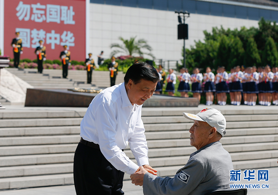 7月7日，紀(jì)念全民族抗戰(zhàn)爆發(fā)80周年儀式在中國人民抗日戰(zhàn)爭紀(jì)念館舉行。中共中央政治局常委、中央書記處書記劉云山出席儀式并講話。這是儀式開始前，劉云山與老八路代表握手。新華社記者崔新鈺攝