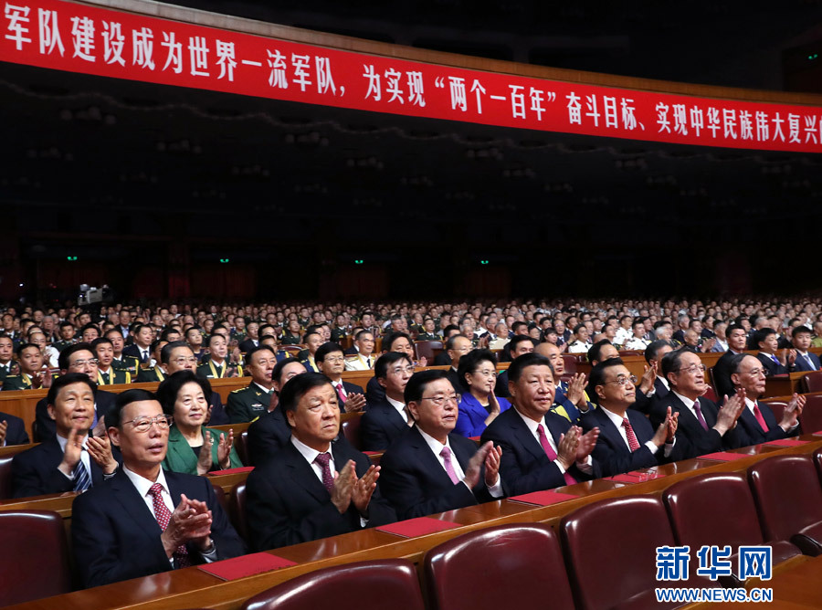 7月28日，慶祝中國人民解放軍建軍90周年文藝晚會《在黨的旗幟下》在北京人民大會堂舉行。中共中央總書記、國家主席、中央軍委主席習(xí)近平和李克強、張德江、俞正聲、劉云山、王岐山、張高麗等黨和國家領(lǐng)導(dǎo)人，與首都3000多名各界群眾一起觀看演出。新華社記者 馬占成 攝
