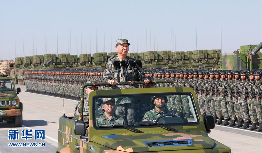 7月30日上午，慶祝中國人民解放軍建軍90周年閱兵在朱日和聯(lián)合訓(xùn)練基地隆重舉行。中共中央總書記、國家主席、中央軍委主席習(xí)近平檢閱部隊(duì)并發(fā)表重要講話。這是習(xí)近平乘車檢閱部隊(duì)。新華社記者 李剛 攝